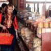 Salalh srorang pemudik saat berbelanja di salah satu toko oleh@ khas Kuningan.